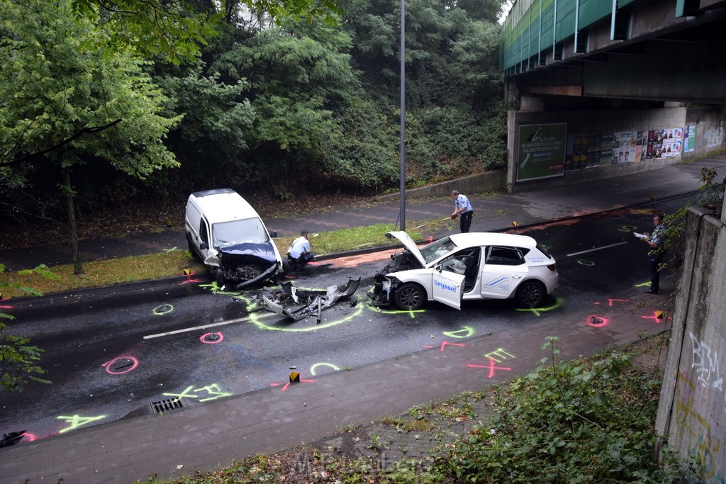 VU Frontal Koeln Hoehenhaus Berlinerstr vor Leuchterstr P23.JPG - Miklos Laubert